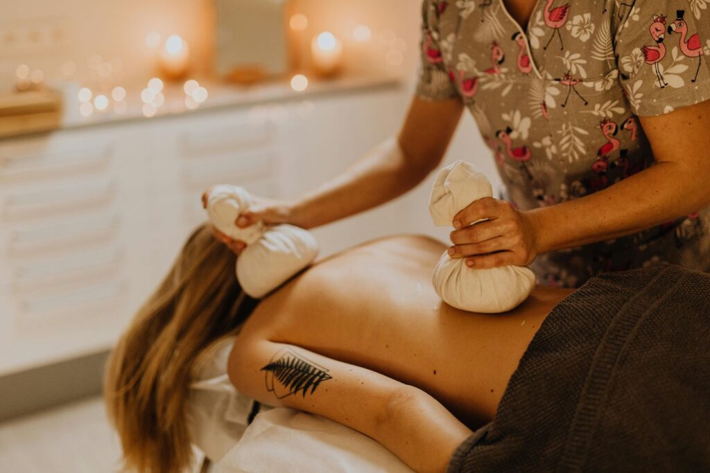 Massage mit Kräuterstempeln